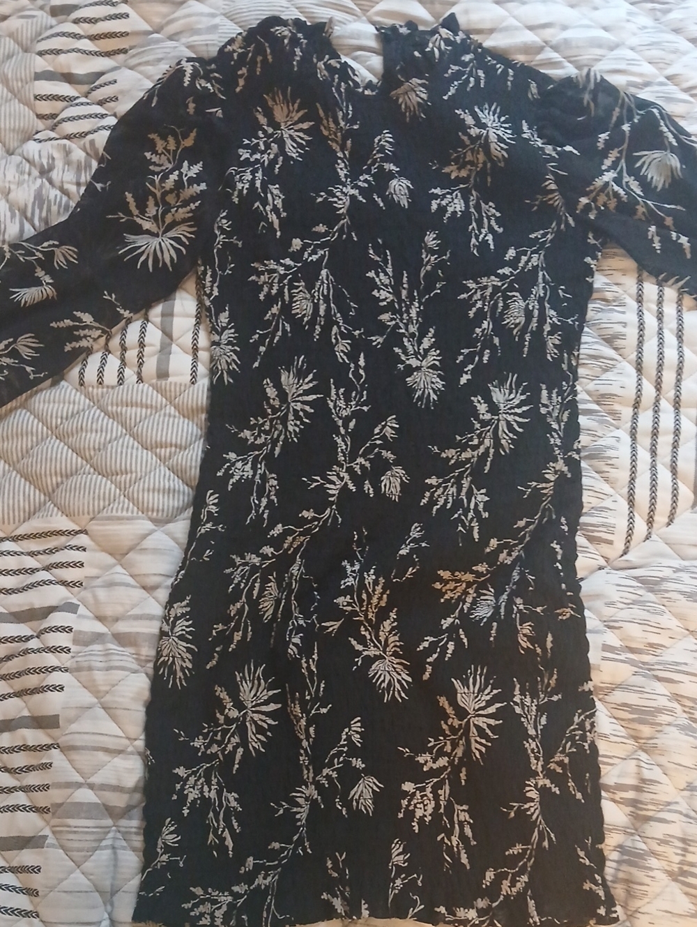 Black Floral Print Long Sleeve Ruched Dress By Dynamite Size M